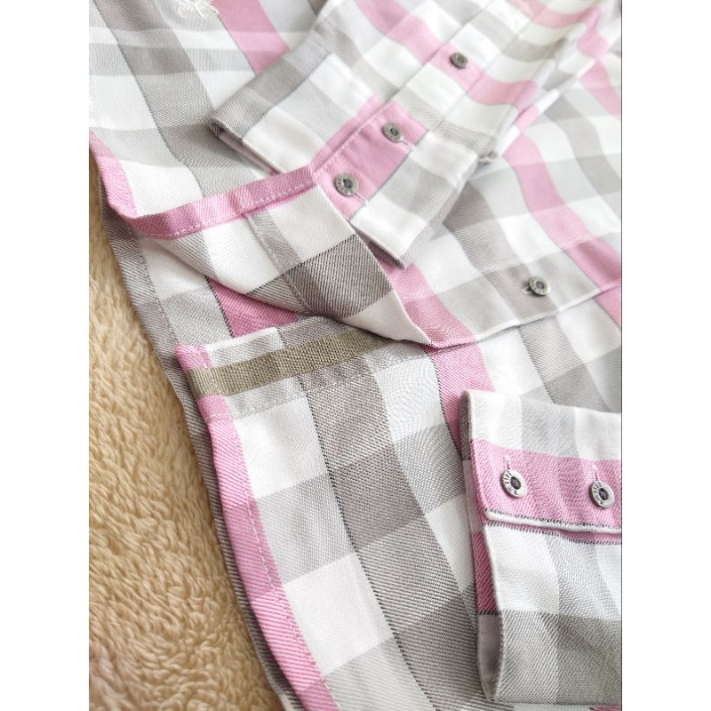 Áo sơ mi nữ Salewa made in Indonesia kẻ ô vuông màu hồng nhạt phối xám và trắng tay dài có dây xăn tay