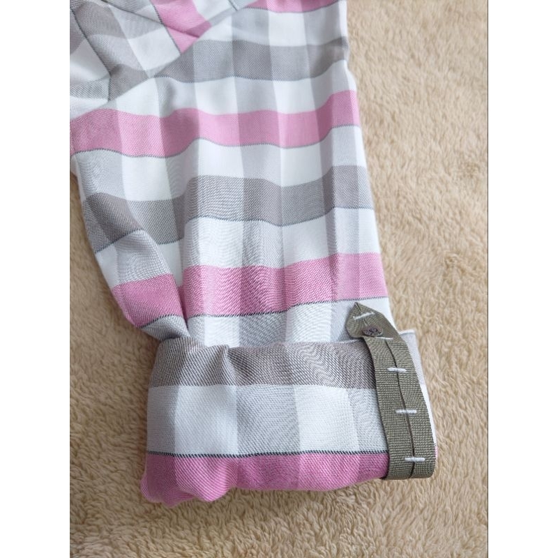 Áo sơ mi nữ Salewa made in Indonesia kẻ ô vuông màu hồng nhạt phối xám và trắng tay dài có dây xăn tay