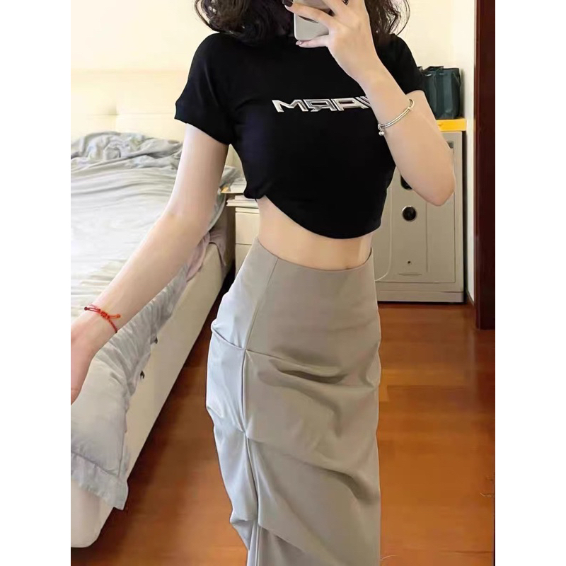 SET ÁO CROPTOP CHỮ ĐEN + CHÂN VÁY MIDI XẾP THÂN