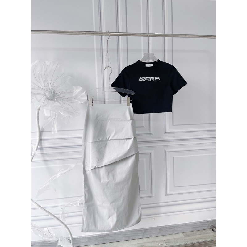 SET ÁO CROPTOP CHỮ ĐEN + CHÂN VÁY MIDI XẾP THÂN