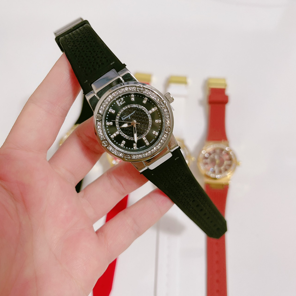 Đồng Hồ Nữ Ferragamo, size32mm viền đính đá, Dây silicon dẻo,máy pin, bảo hàng 6 tháng, trẻ trung dành cho nữ.
