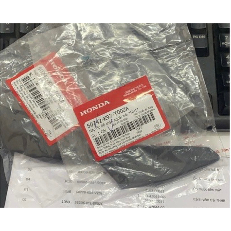 CẶP MŨ NẮP NHỰA NHỎ DƯỚI PHÁI NGOÀI GÁC CHÂN SAU PCX 2018 2019 2020 2021 ZIN HONDA