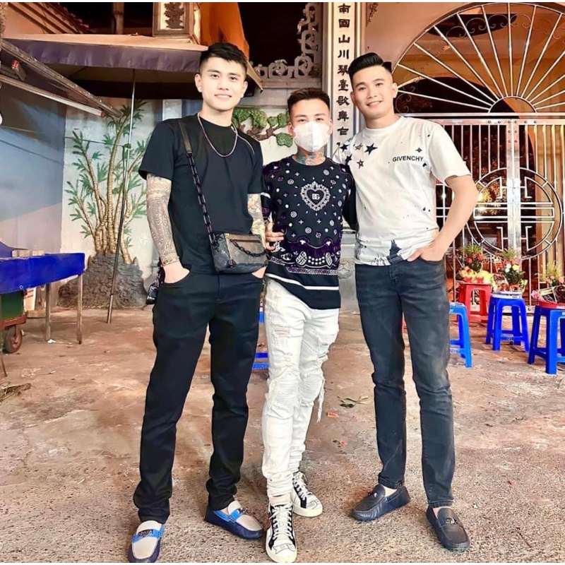 Áo phông trơn hai màu trắng đen có hoạ tiết khoá cổ đơn giản, Áo phông cổ tròn thời trang nam phong cách giới trẻ btshop
