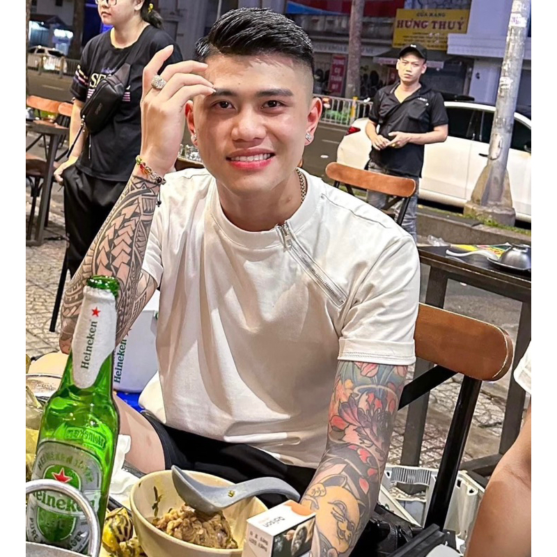 Áo phông trơn hai màu trắng đen có hoạ tiết khoá cổ đơn giản, Áo phông cổ tròn thời trang nam phong cách giới trẻ btshop