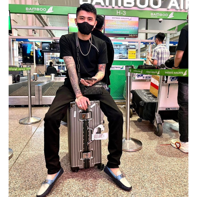 Áo phông trơn hai màu trắng đen có hoạ tiết khoá cổ đơn giản, Áo phông cổ tròn thời trang nam phong cách giới trẻ btshop