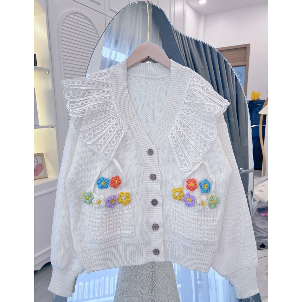 Áo len Cardigan Nữ Form Dài Cổ Bèo Hai Túi Gắn Hoa cúc xinh xắn