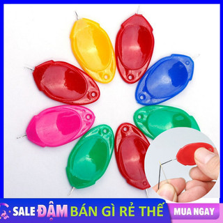 Dụng cụ luồn chỉ vào kim, gia dụng thông minh. xâu chỉ vào kim dễ dàng, giúp các mẹ, các bà có thể xỏ chỉ dễ dàng