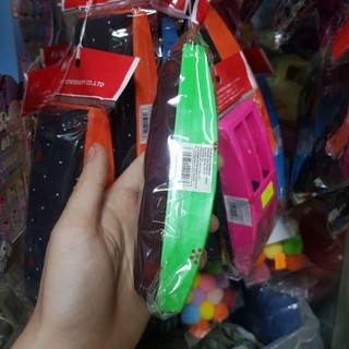 Đồ lau bảng có 2 chỗ kẹp bút lông bảng HS