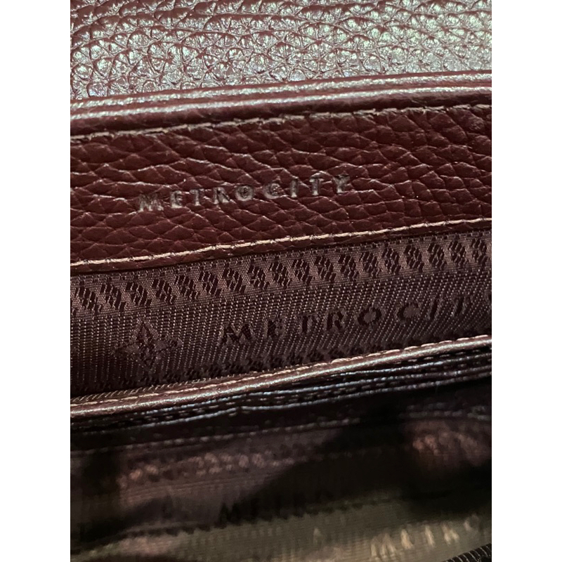 Túi si hiệu METROCITY của Ý dáng đeo chéo da bò hạt