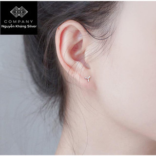 1 chiếc nụ tai bạc nhỏ xinh, trơn không gắn đá