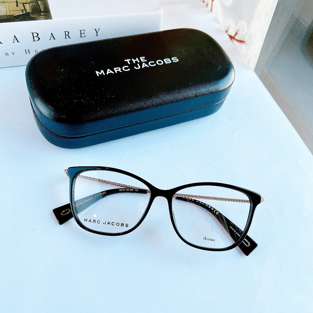 Gọng cận kính chính hãng Marc Jacob MJ258đen nhìn kết mely luôn. Gọng siêu nhẹ