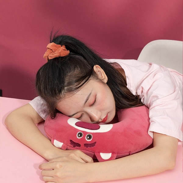 MVP3226 Gối Kê Cổ Chữ U Cao Su Non Gấu Dâu Lotso Disney Ruột Siêu Mềm Mại Dành Cho Dân Văn Phòng Lái Xe Và Du Lịch