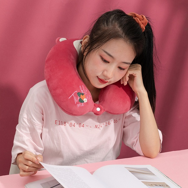 MVP3226 Gối Kê Cổ Chữ U Cao Su Non Gấu Dâu Lotso Disney Ruột Siêu Mềm Mại Dành Cho Dân Văn Phòng Lái Xe Và Du Lịch