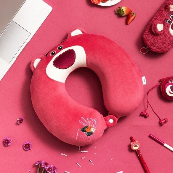 MVP3226 Gối Kê Cổ Chữ U Cao Su Non Gấu Dâu Lotso Disney Ruột Siêu Mềm Mại Dành Cho Dân Văn Phòng Lái Xe Và Du Lịch