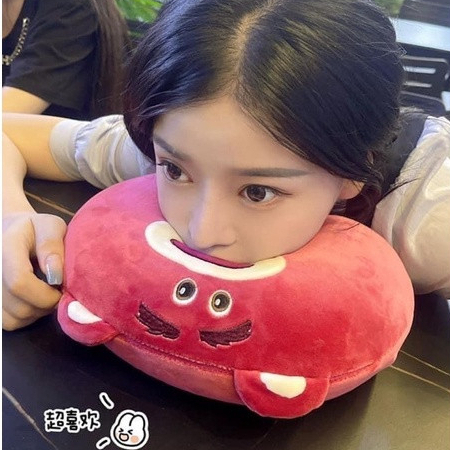 MVP3226 Gối Kê Cổ Chữ U Cao Su Non Gấu Dâu Lotso Disney Ruột Siêu Mềm Mại Dành Cho Dân Văn Phòng Lái Xe Và Du Lịch