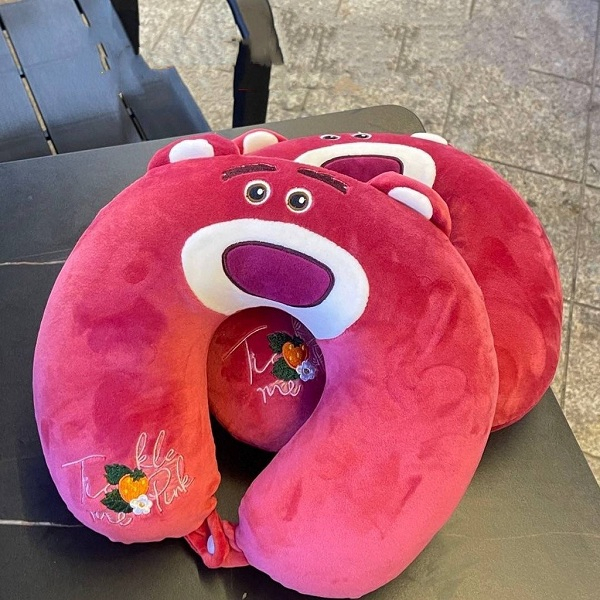 MVP3226 Gối Kê Cổ Chữ U Cao Su Non Gấu Dâu Lotso Disney Ruột Siêu Mềm Mại Dành Cho Dân Văn Phòng Lái Xe Và Du Lịch