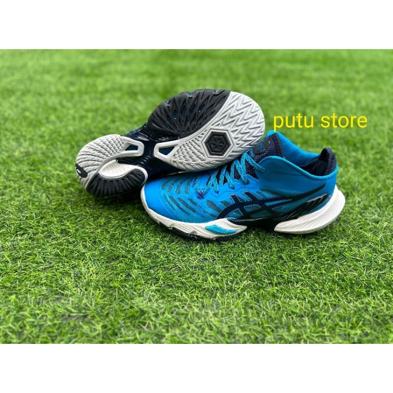 Giày bóng chuyền cày sân bê tông