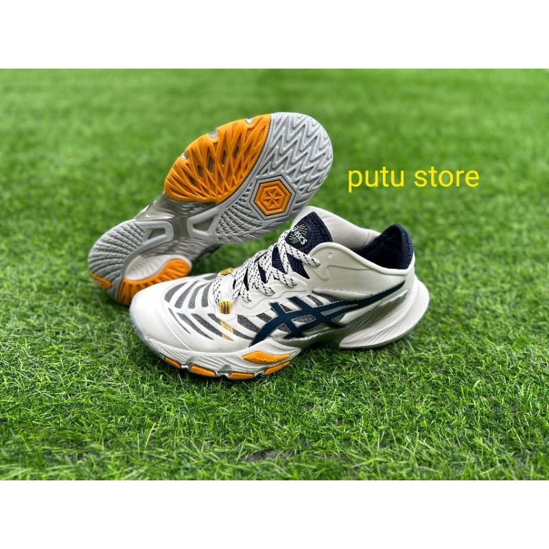 Giày bóng chuyền cày sân bê tông