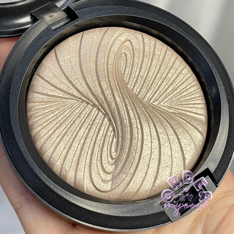 Phấn bắt sáng dạng nén Trick of The Light Extra Dimension Skinfinish Highlighter in Magnetic Attraction