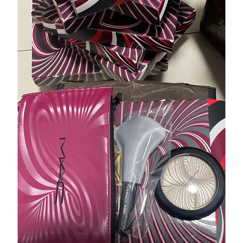 Phấn bắt sáng dạng nén Trick of The Light Extra Dimension Skinfinish Highlighter in Magnetic Attraction