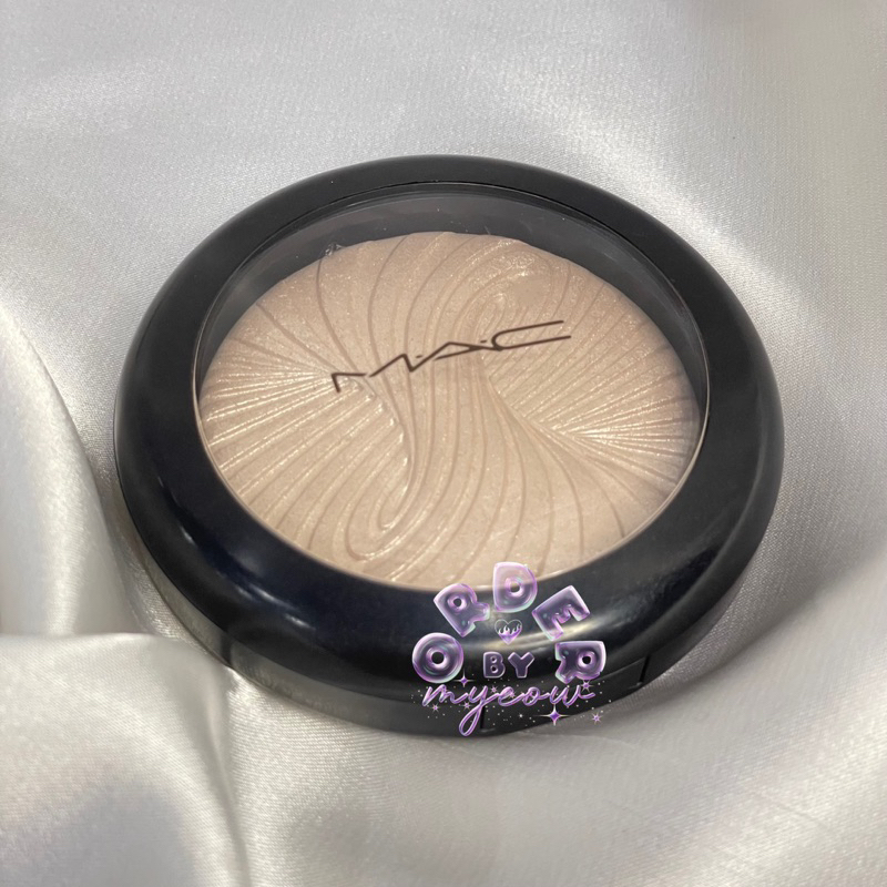 Phấn bắt sáng dạng nén Trick of The Light Extra Dimension Skinfinish Highlighter in Magnetic Attraction