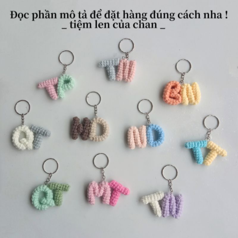 Len móc khoá chữ cái nhiều màu đáng yêu.