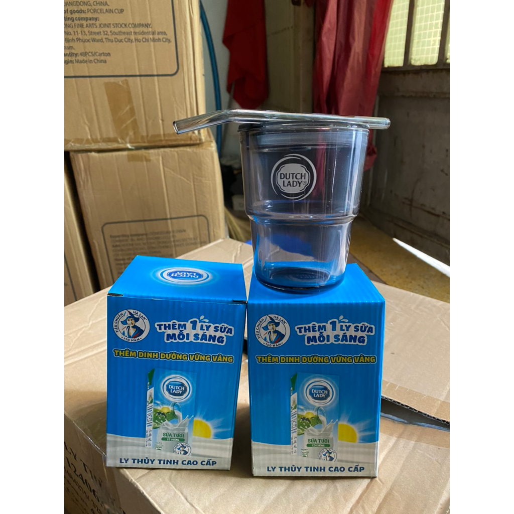LY THỦY TINH KÈM ỐNG HÚT THỦY TINH QUÀ TẶNG SỮA DUTCH LADY