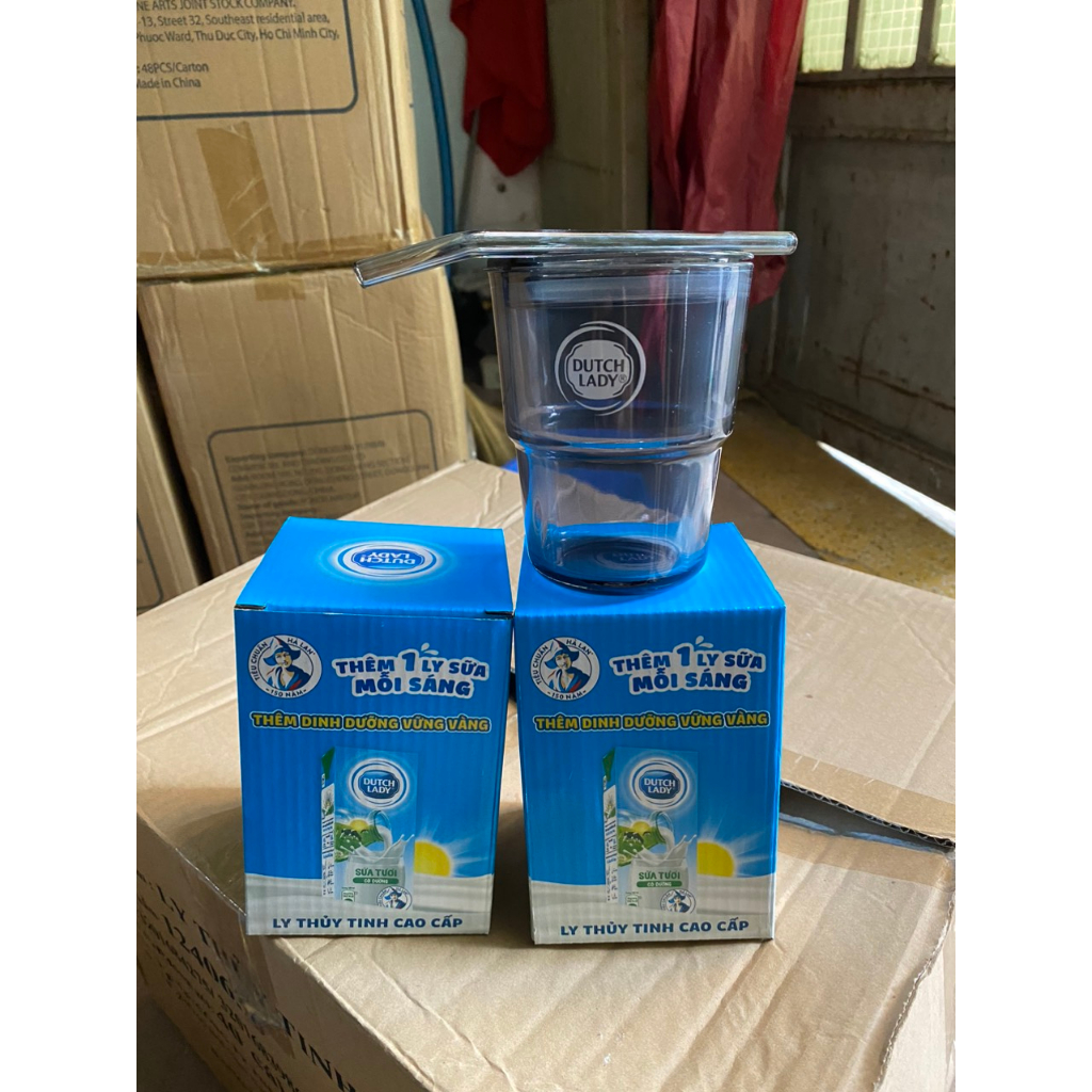LY THỦY TINH KÈM ỐNG HÚT THỦY TINH QUÀ TẶNG SỮA DUTCH LADY