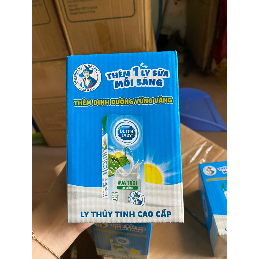 LY THỦY TINH KÈM ỐNG HÚT THỦY TINH QUÀ TẶNG SỮA DUTCH LADY