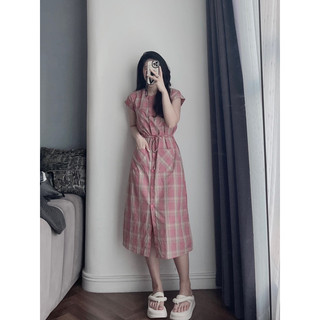 Đầm kẻ hồng mặc suông hay cột eo đều xinh