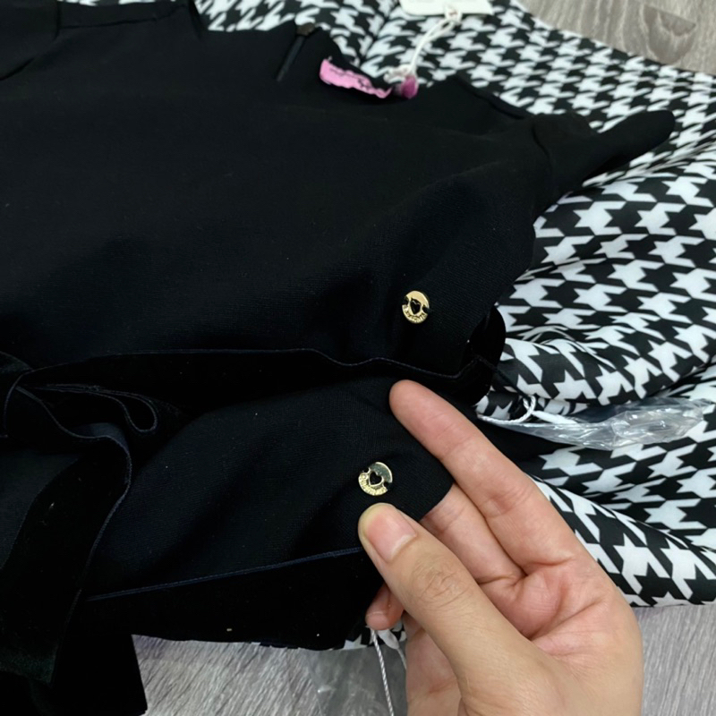 Váy đầm kẻ đen đai nhung xuất Âu dư xịn