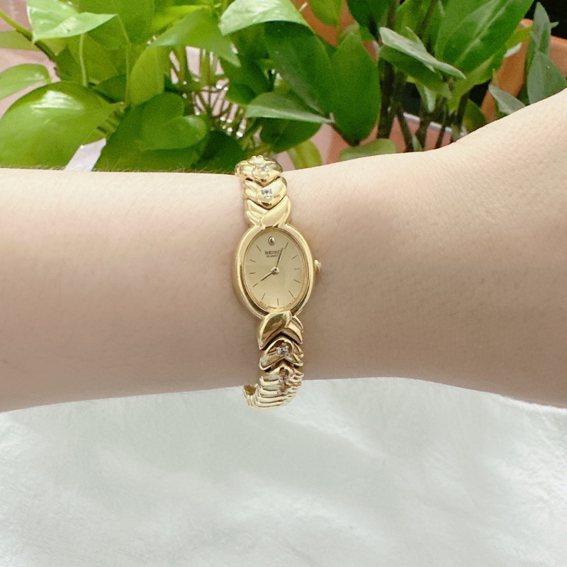 Đồng hồ nữ si nhật dáng lắc tay hiệu Seiko, dây khoá zin