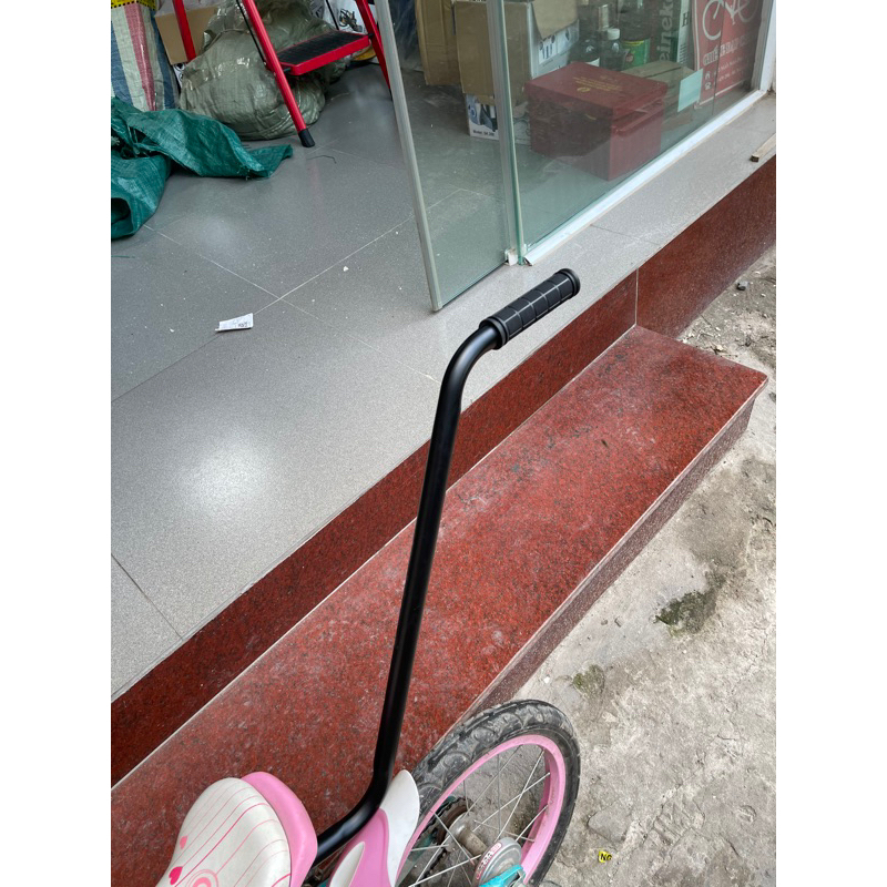 Tay nắm giữ thăng bằng cho bé tập đi xe đạp lắp phía sau xe Thanh gậy dài phù hợp các loại xe đạp