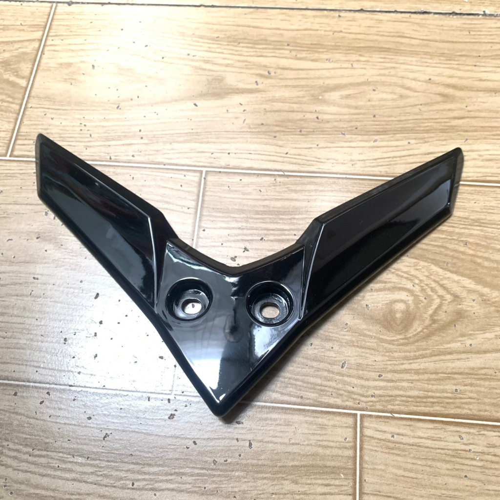 Chữ V gắn mặt nạ xe EXCITER đời 2010 màu đen bóng