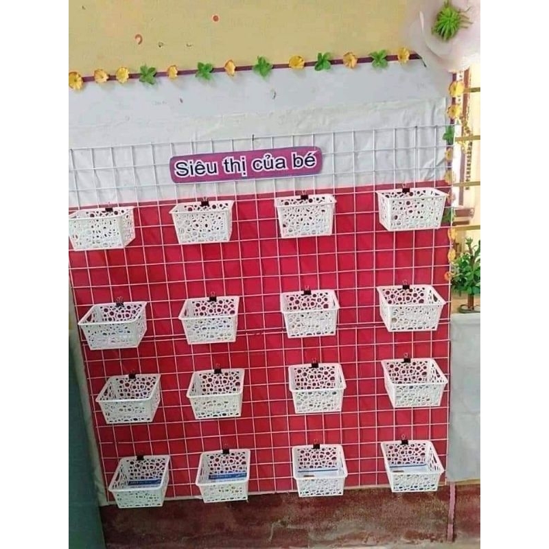 Mành sắt. Rổ trang trí các góc