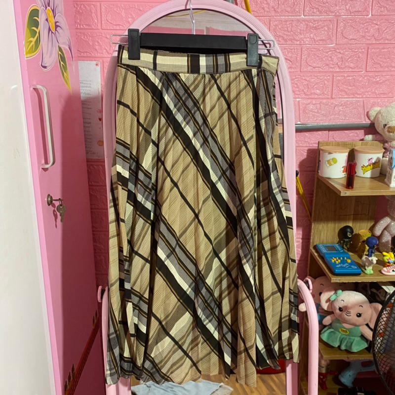 CHÂN VÁY KẺ MÀU BE