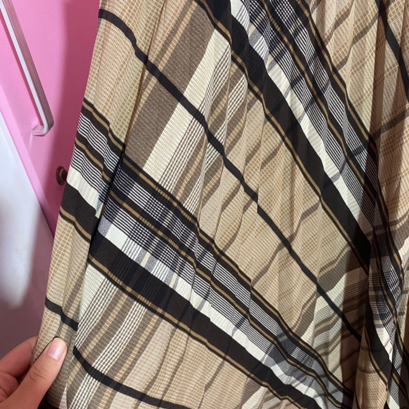 CHÂN VÁY KẺ MÀU BE