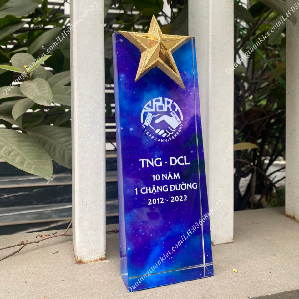 Cúp pha lê chữ nhật đứng họa tiết mạ vàng