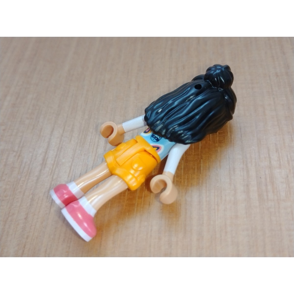 Nhân Vật LEGO Friends: Liann, Áo vest có túi màu xanh nhạt sáng, quần soóc màu cam