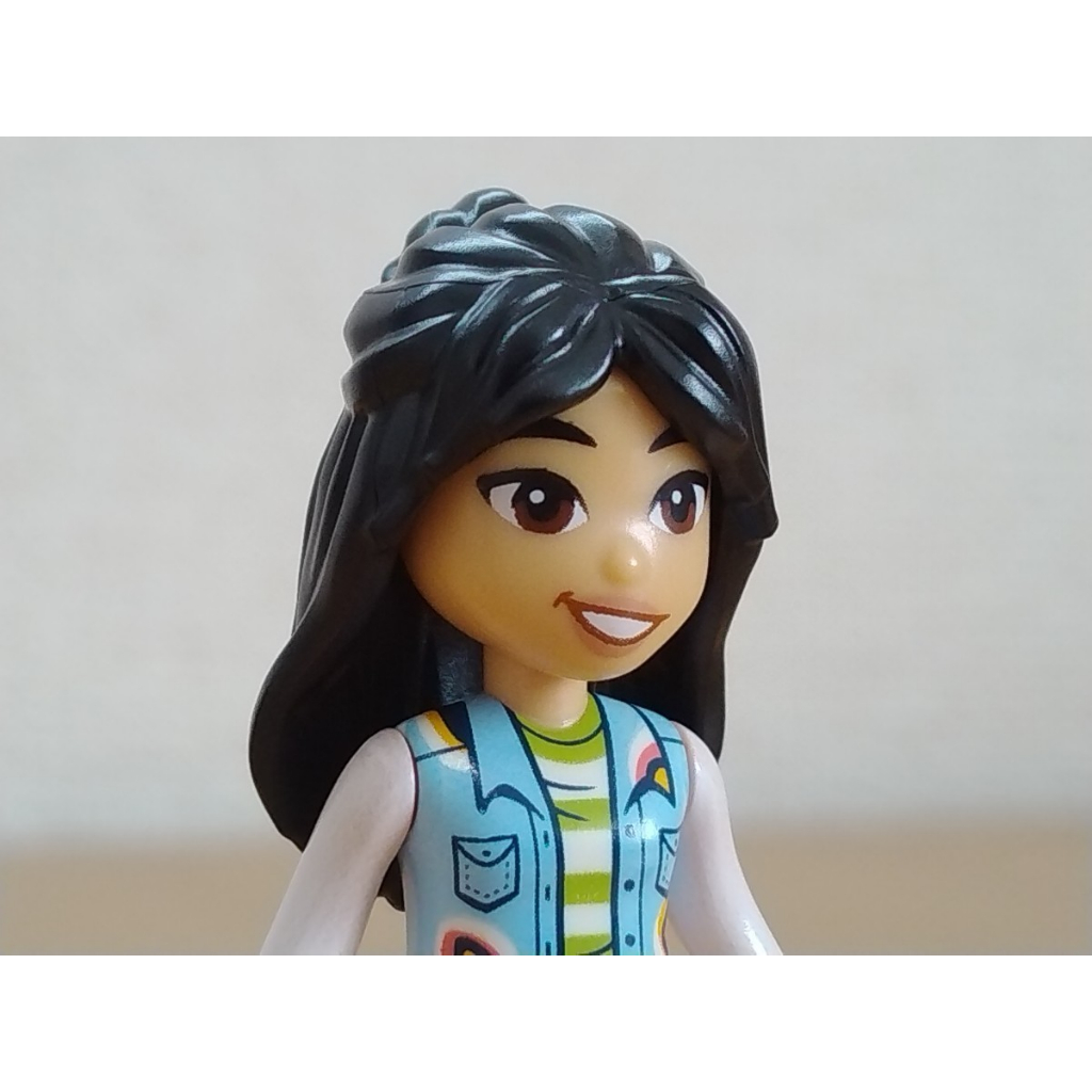 Nhân Vật LEGO Friends: Liann, Áo vest có túi màu xanh nhạt sáng, quần soóc màu cam