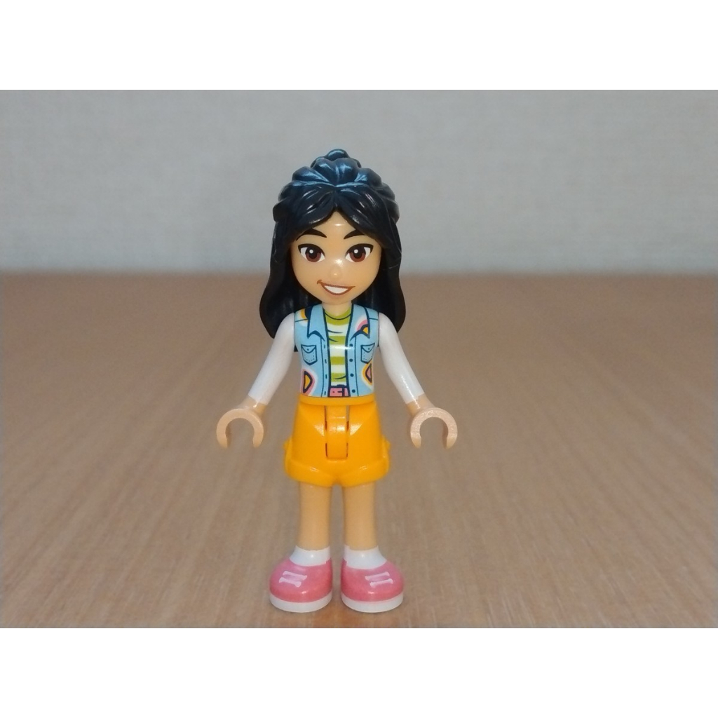 Nhân Vật LEGO Friends: Liann, Áo vest có túi màu xanh nhạt sáng, quần soóc màu cam