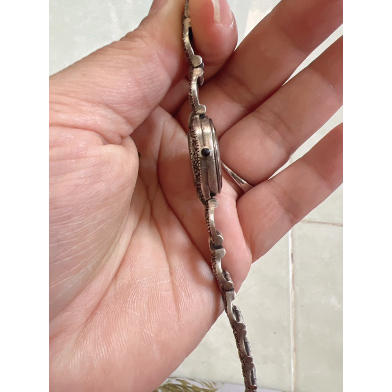 Đồng hồ bạc đúc ngữ hiệu crystal jewel quartz
