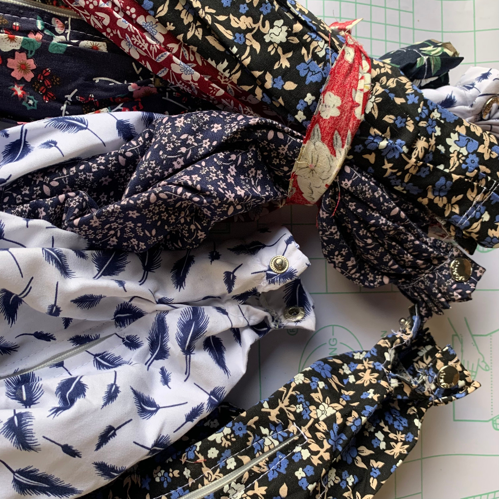 Áo vải thô lồng khuyên Melody. Áo có khóa kèm nút bấm