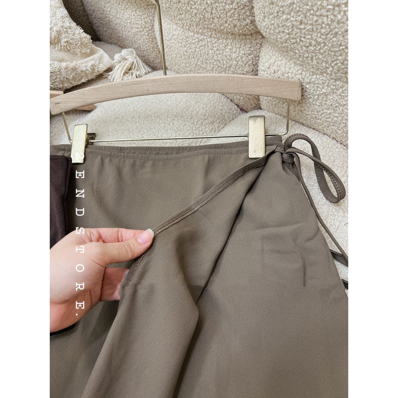 2END Set bộ áo ba lỗ và chân váy trượt nâu