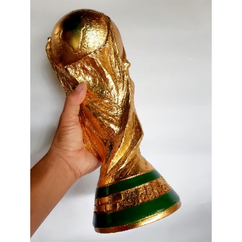 Cúp bóng đá dát vàng