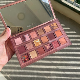 Bảng mắt Huda Beauty Naughty Nude Eye Shadow Palette