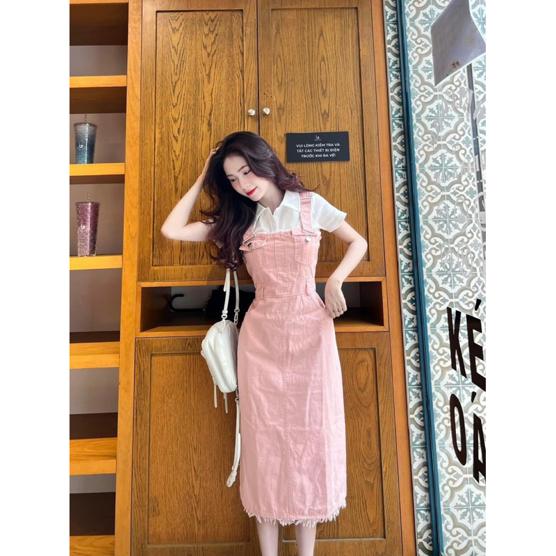 Set yếm jean hồng tua kèm áo phông polo trắng