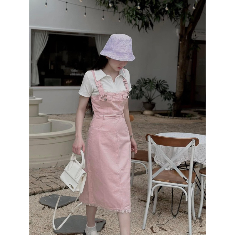 Set yếm jean hồng tua kèm áo phông polo trắng