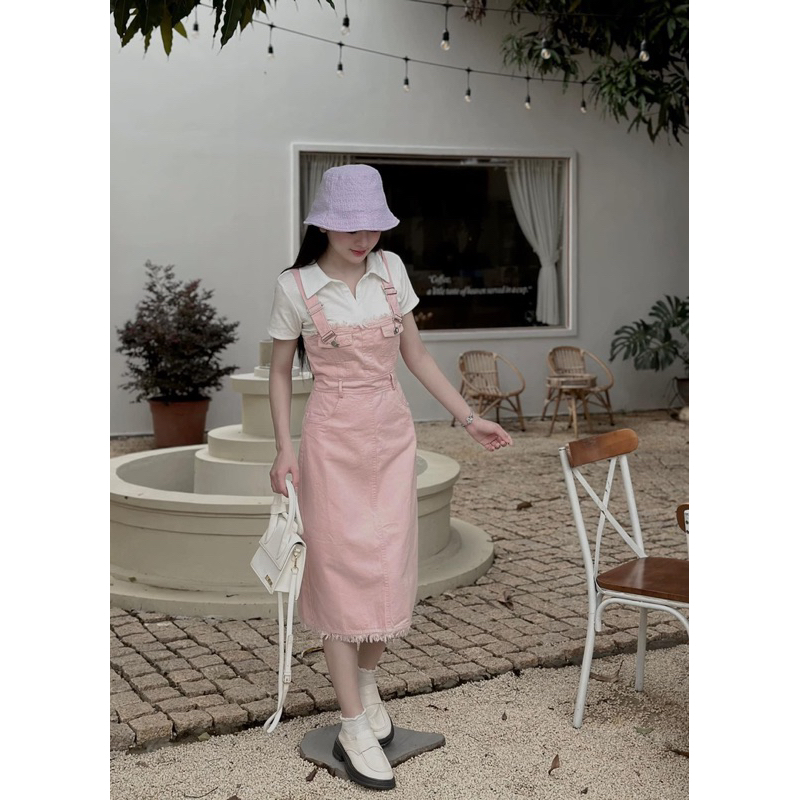 Set yếm jean hồng tua kèm áo phông polo trắng