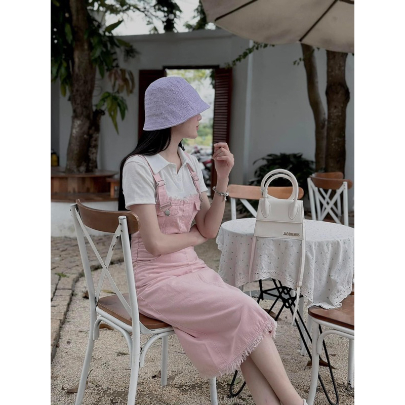 Set yếm jean hồng tua kèm áo phông polo trắng